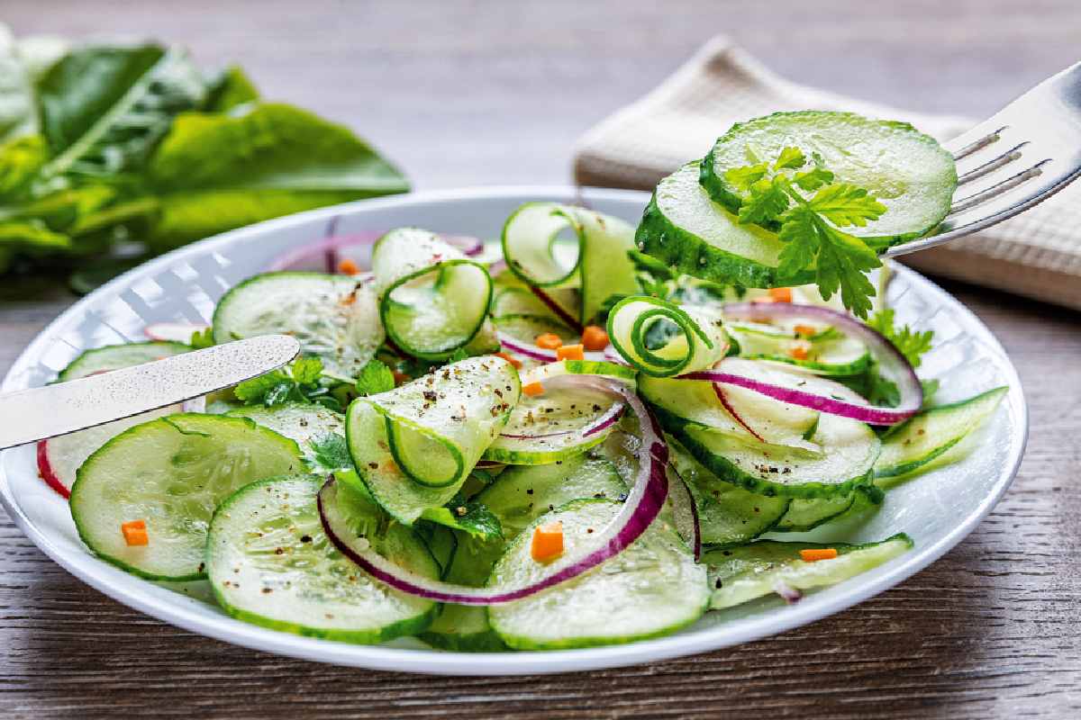 Ensalada de pepino y cebolla morada, receta que estará en 10 minutos
