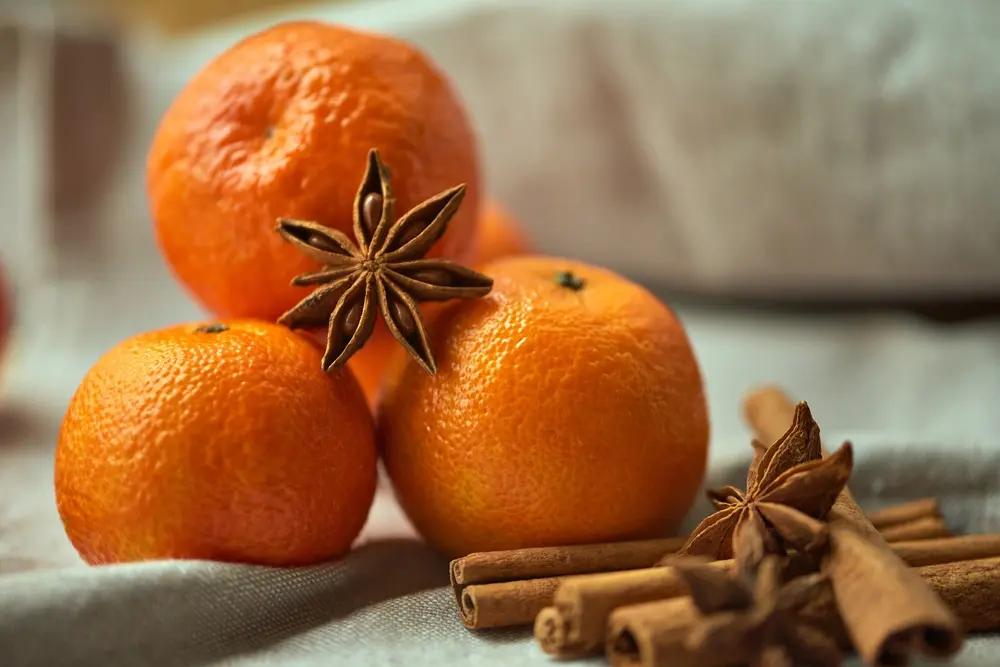 El aromatizante con cáscaras de mandarina debe de tener anis y canela.