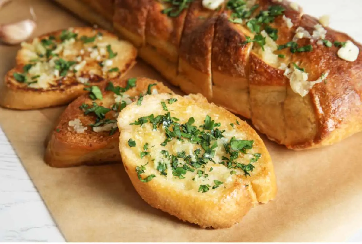 Pan de ajo: 3 recetas infalibles (clásica, con queso gratinado y en freidora de aire)