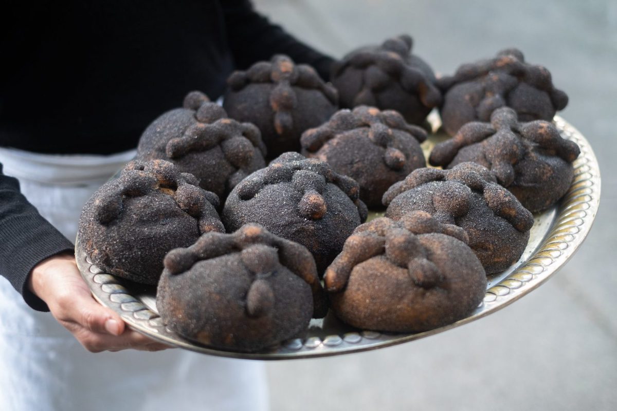 Cómo hacer pan de muerto negro con ceniza de totomoxtle