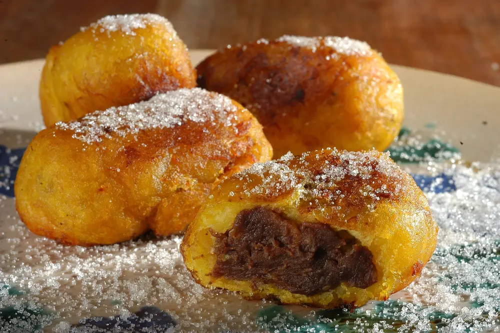 Tortitas de plátano macho, rellenas de frijol dulce y cacao. Receta tradicional guatemalteca