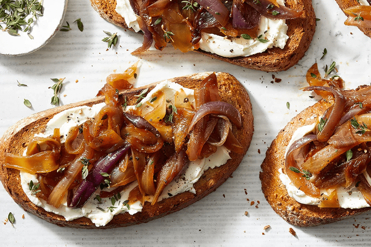 Cómo hacer cebolla caramelizada (como todo un experto)