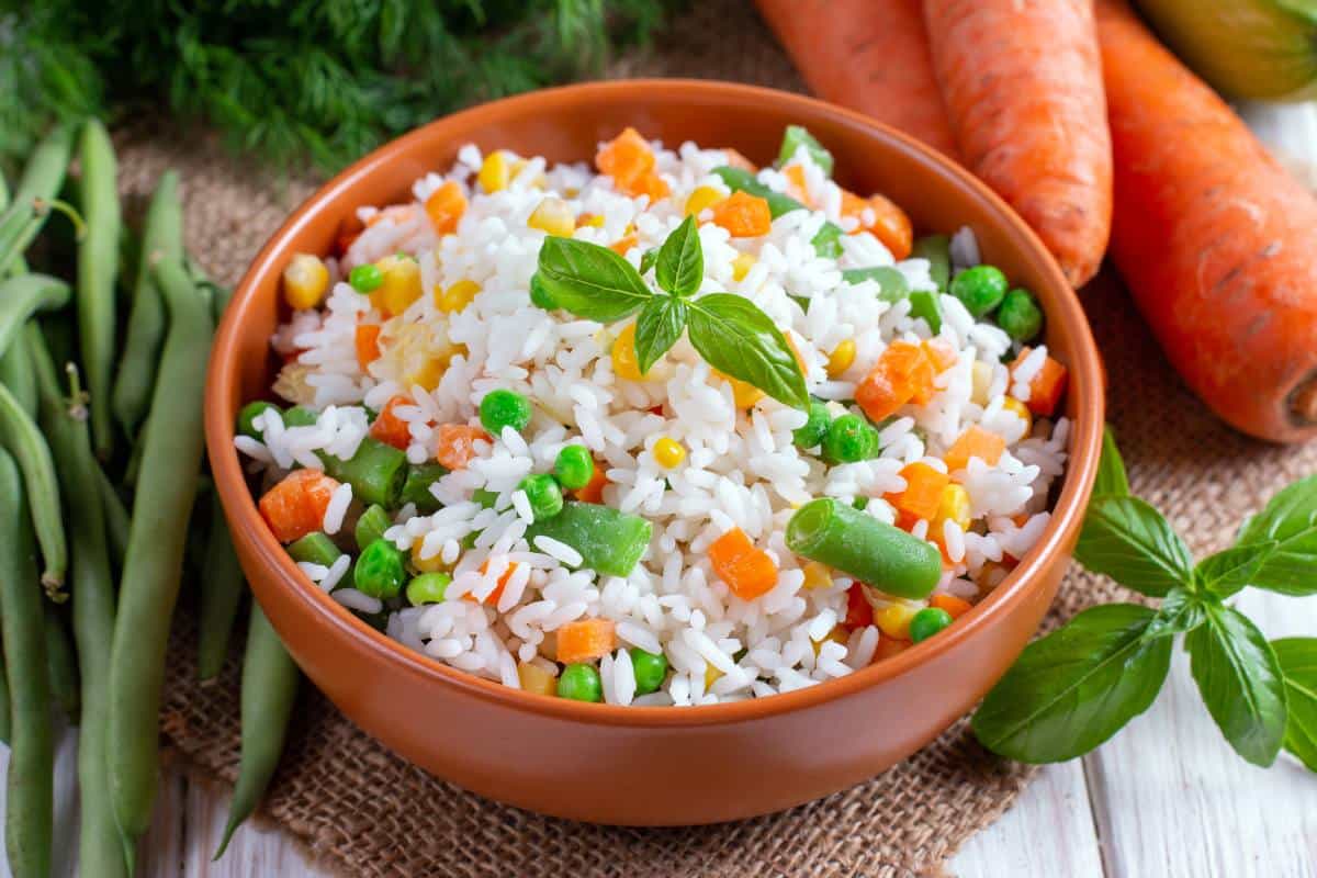 Esta es la receta que necesitabas de arroz blanco esponjosito y a prueba de batidos