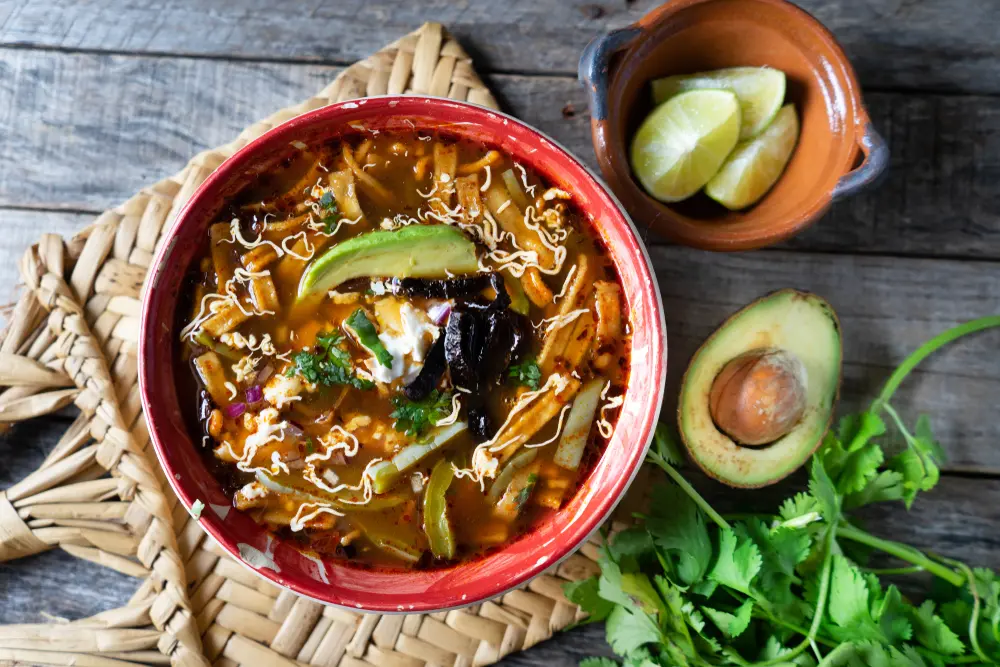 Cómo hacer Sopa de tortilla azteca tradicional. Caldosita y calentita, perfecta para los días de frío