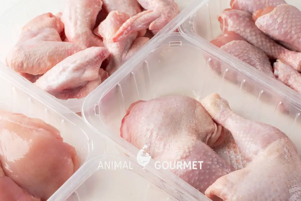 Cómo limpiar el pollo de manera segura: así evitarás contaminar tu cocina y otros alimentos