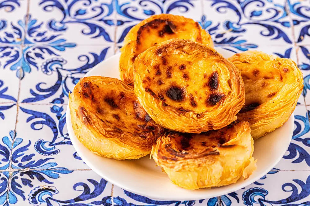 Pastel de Nata (o Pastel de Belém): un pancito de hojaldre y crema pastelera, para tomar con café