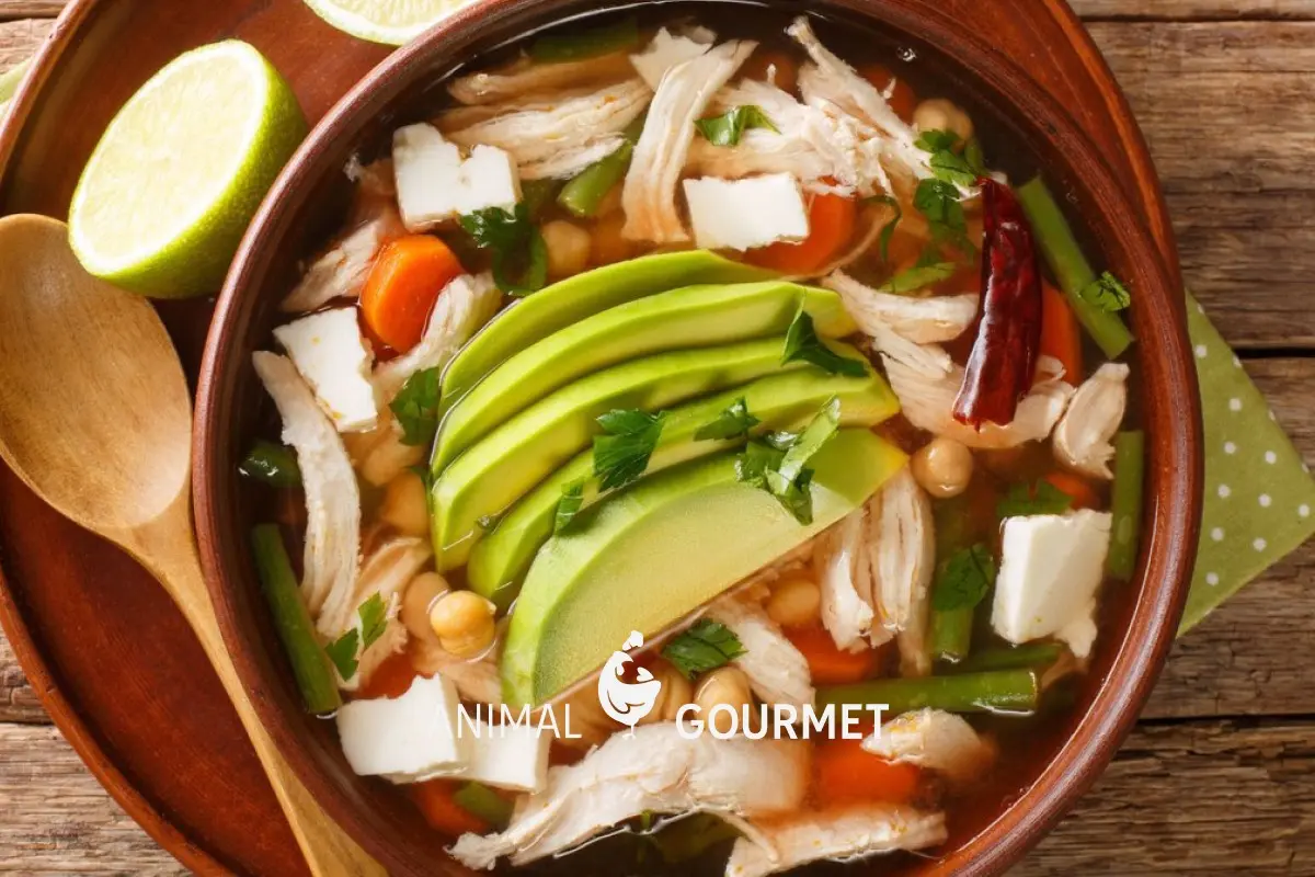 Cómo hacer caldo tlalpeño con pollo y verduras, la receta clásica de los chilangos