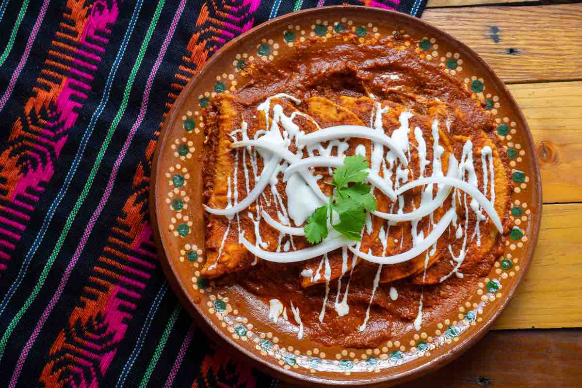 Cómo hacer enchiladas rojas de queso al horno, receta rápida y mexicana