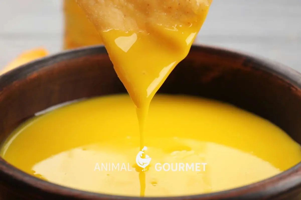 Cómo hacer queso para nachos, te quedarán mejores que los del cine