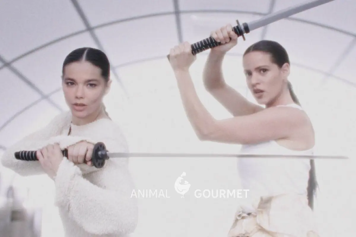 Lucha contra la salmonicultura. Oral del Björk y Rosalía recauda fondos para combatir a las industrias salmonelas