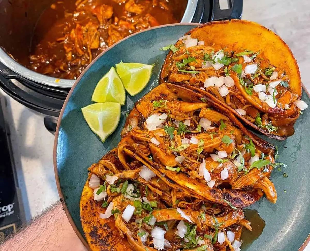 Cómo hacer birria de pollo en olla exprés: para disfrutar en estos días fríos