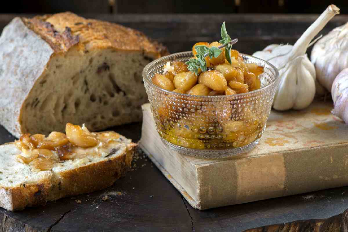 El confitado es una técnica de cocina francesa, te decimos cómo confitar ajo.