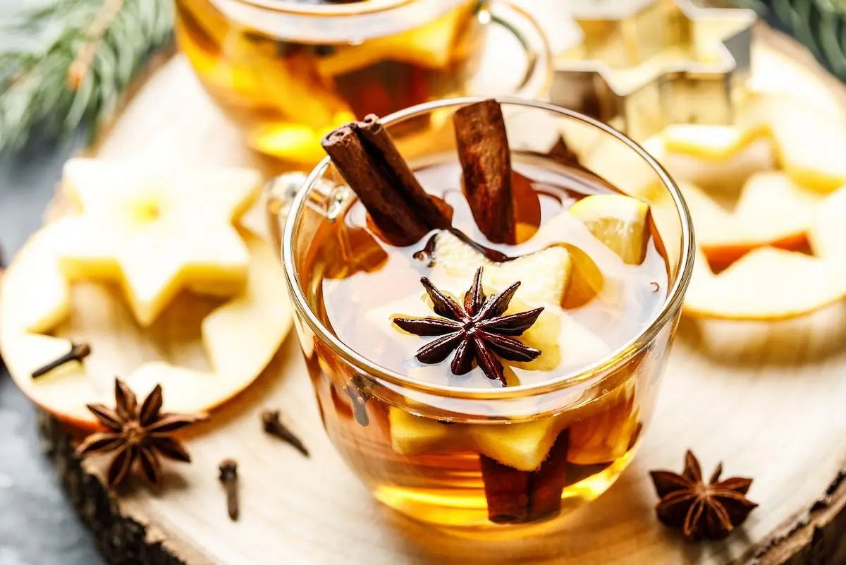 Glühwein blanco: nuestra variante favorita del clásico vino caliente y especiado para las tardes de fin de año