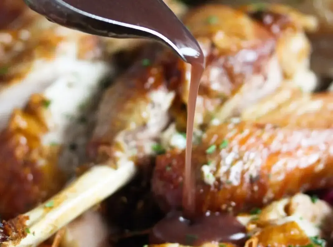 Pavo al vino tinto: la receta secreta para que quede jugoso y aromático