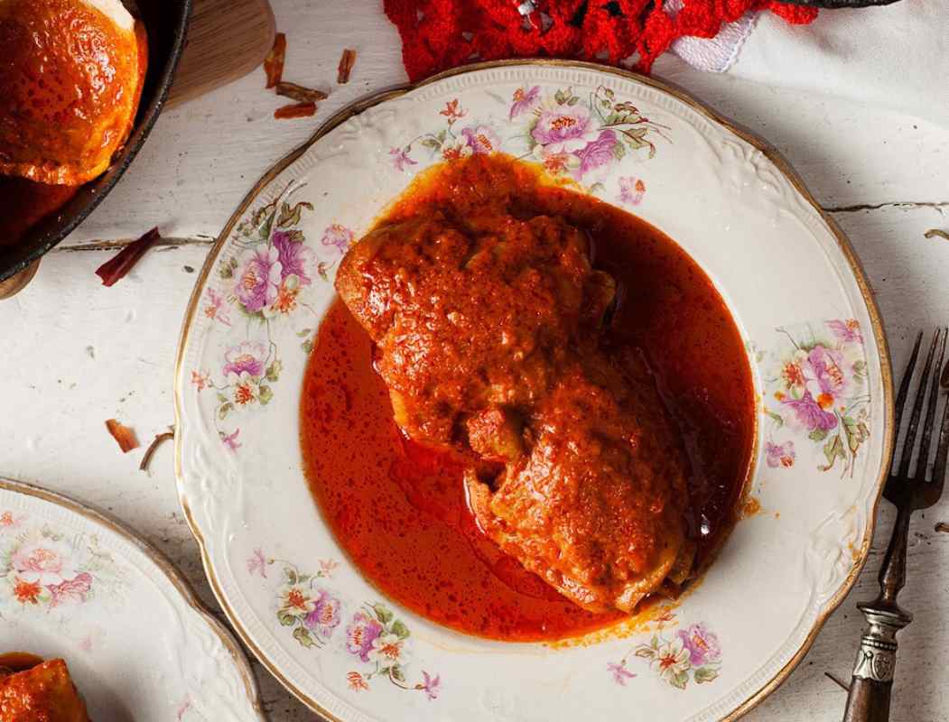 Cómo hacer pollo enchilado en poco tiempo. Receta simple y económica