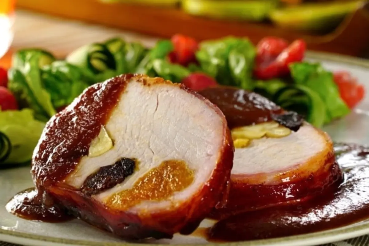 Pierna mechada en salsa de tamarindo, jugosa y muy suave