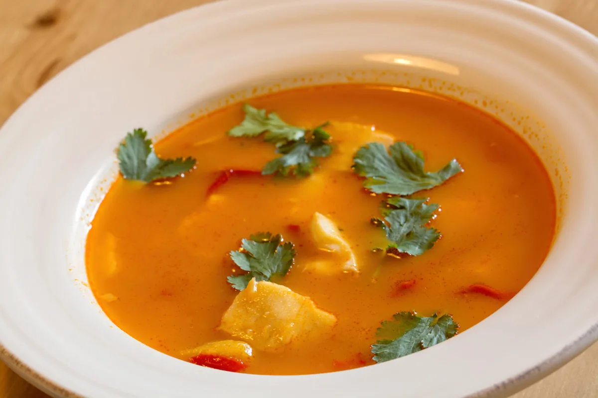 Cómo hacer Caldo de pescado, la tradicional sopa costera de Cuaresma