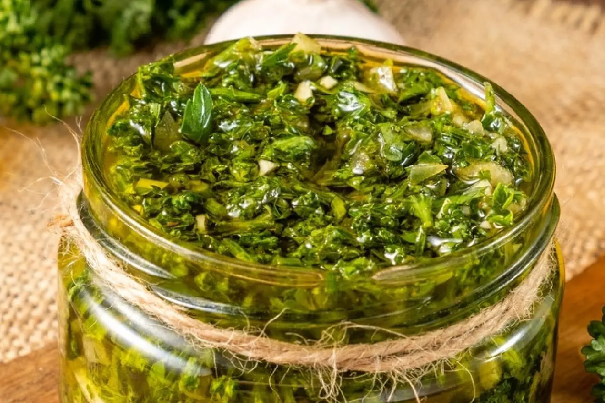 Cómo hacer Chimichurri casero para ponerle a la pizza, empanadas ¡y lo que se te antoje!