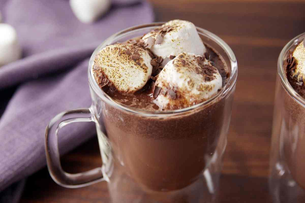 Chocolate caliente con vino tinto. La bebida caliente que no sabías que necesitabas probar este 'finde'