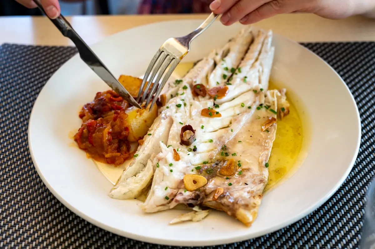 Cómo hacer filete de pescado al mojo de ajo. Rápido y delicioso