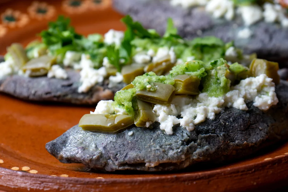 Cómo hacer tlacoyos rellenos de frijoles y requesón, uno de nuestros antojitos mexicanos favoritos