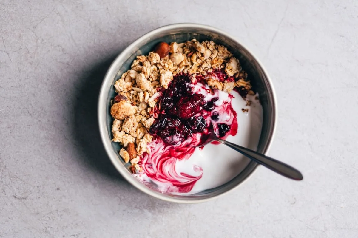 Kéfir de leche: la bebida llena de probióticos que promete una digestión feliz