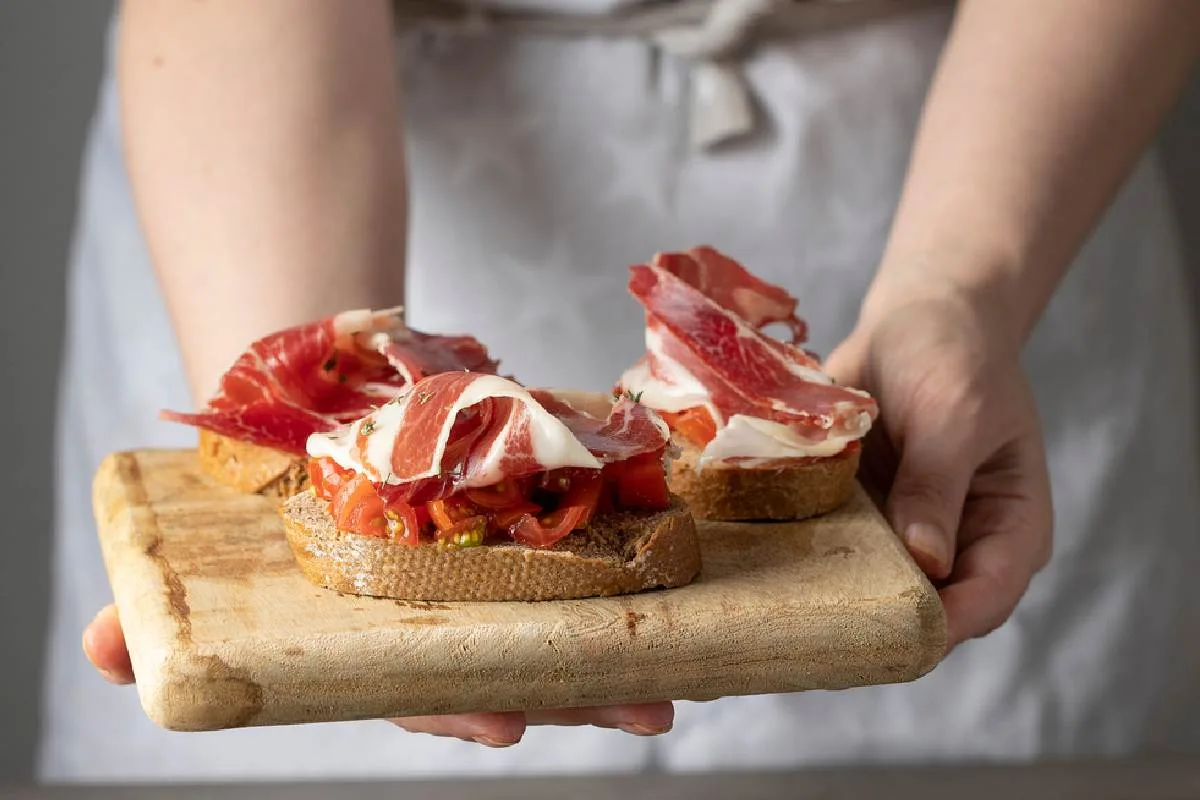 Pan con tomate: Irónicamente sencillo, pero delicioso. Platillo estrella de la cocina catalana