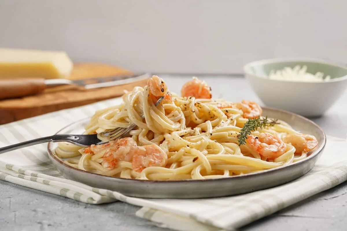 Pasta con camarones a la mantequilla, ajo y limón. Para convertir un día cualquiera en uno espectacular