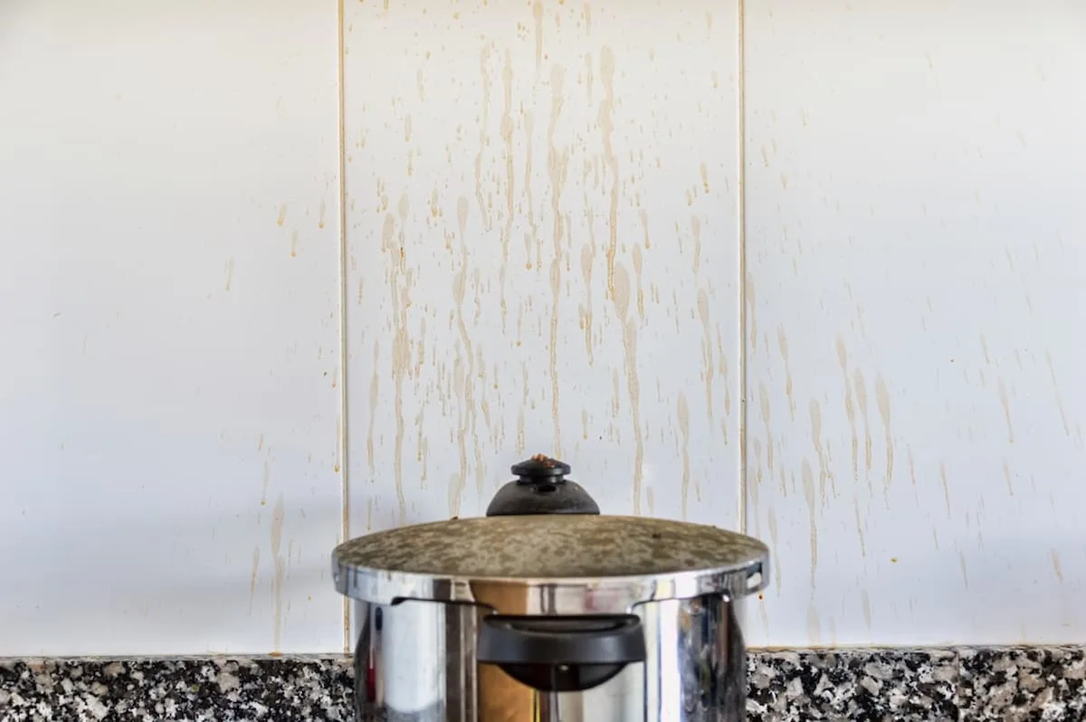 Cómo quitar el cochambre de las paredes de la cocina en un dos por tres