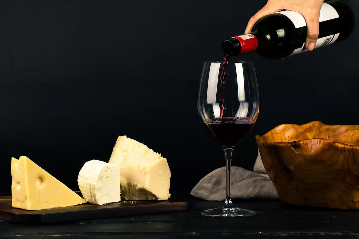 Cena Romántica: Tabla de quesos y vinos para maridarlos