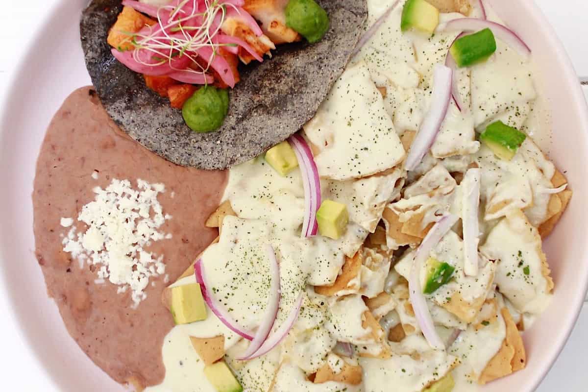 Recta de chilaquiles en salsa blanca, picosa y quita crudas