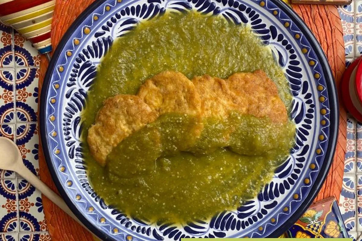Cómo hacer tortitas de pollo en salsa verde, con el verdadero sabor de fonda
