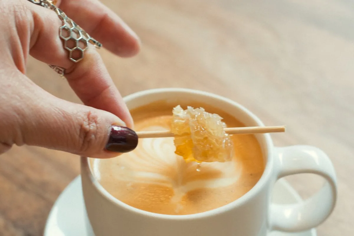 Honey Latte: café con miel ¡y un trozo de panal! (Tienes que probarlo)
