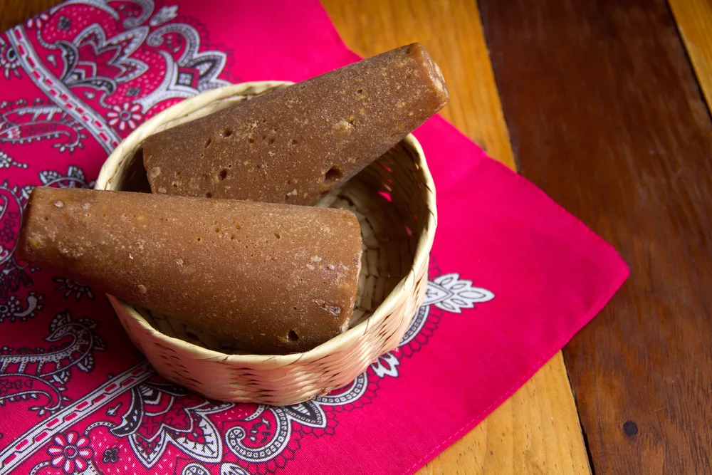 ¿Sabes qué es la panela? Descubre este endulzante y su diferencia con el azúcar tradicional
