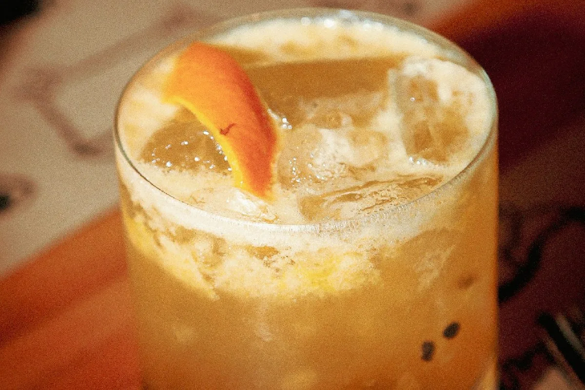 Suero hidratante súper delicioso con jugo de naranja, coco, limón y una pizca de sal