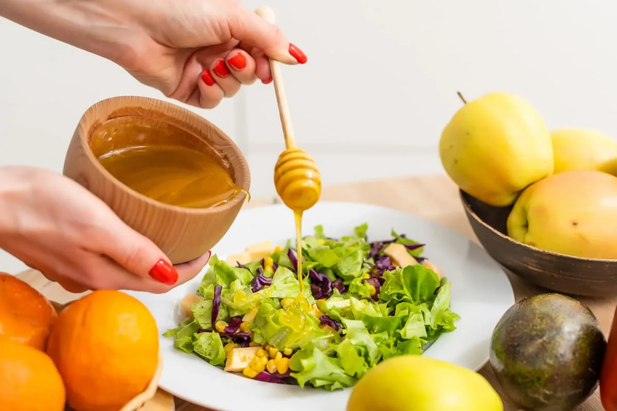 Cómo hacer vinagreta de miel (realzará el sabor de cualquier ensalada)