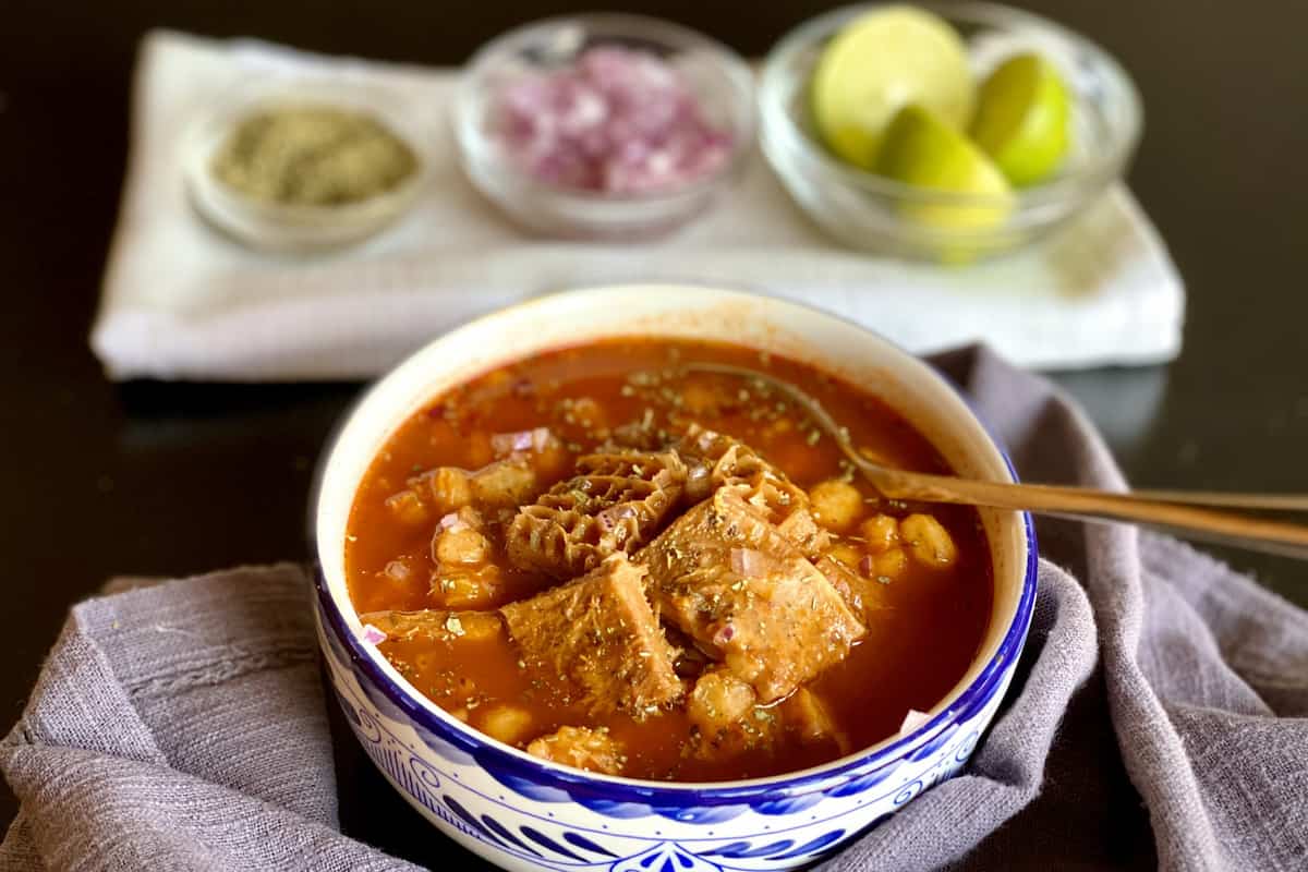 Como preparar menudo de res rojo, receta típica mexicana paso a paso