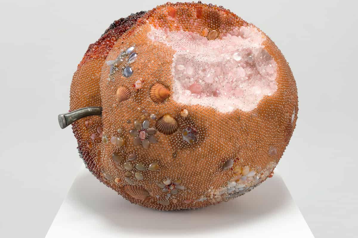 Las increíbles esculturas de fruta podrida de Kathleen Ryan con un interesante mensaje detrás