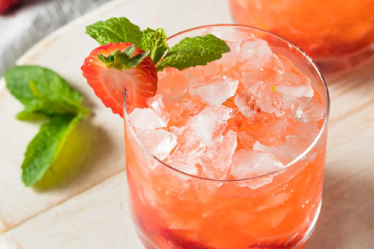 Agua fresca de Jamaica y fresa: tan rica como a una 'picafresa' bebible