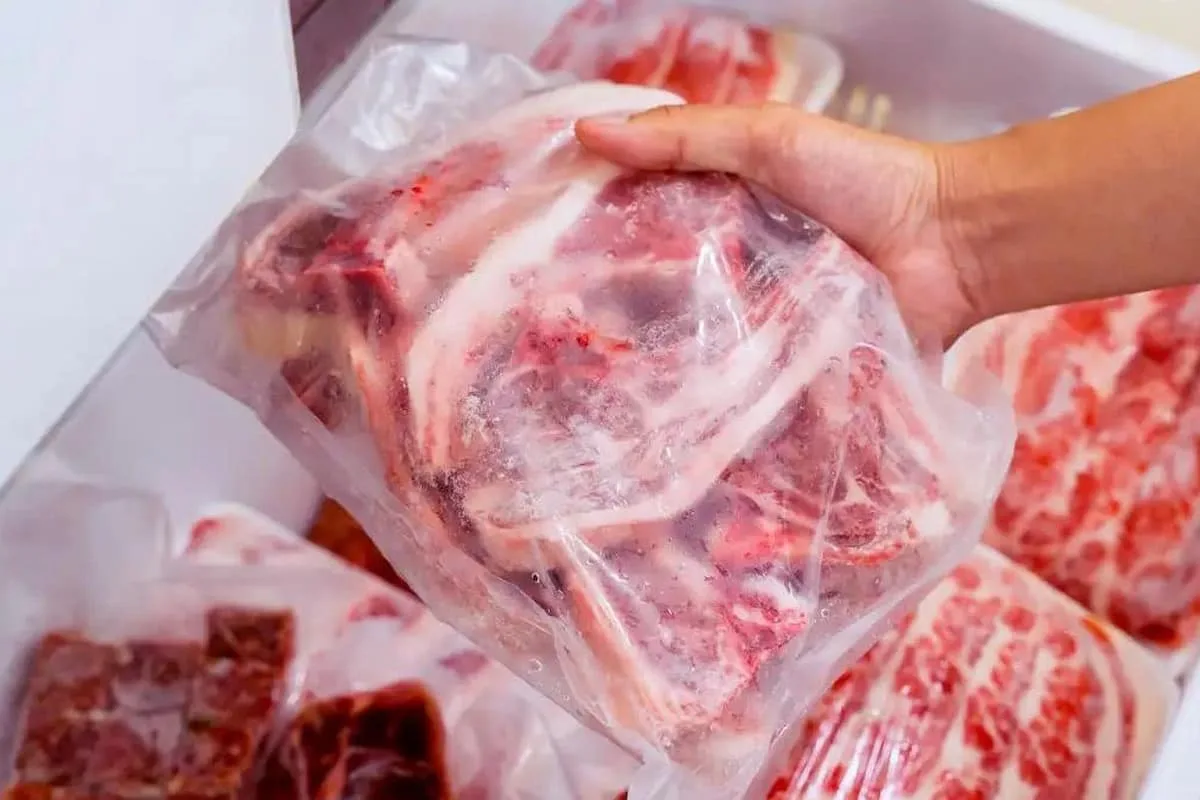 ¡No vayas a descongelar la carne así! Puede ser peligroso. Aquí algunas recomendaciones y consejos para hacerlo bien