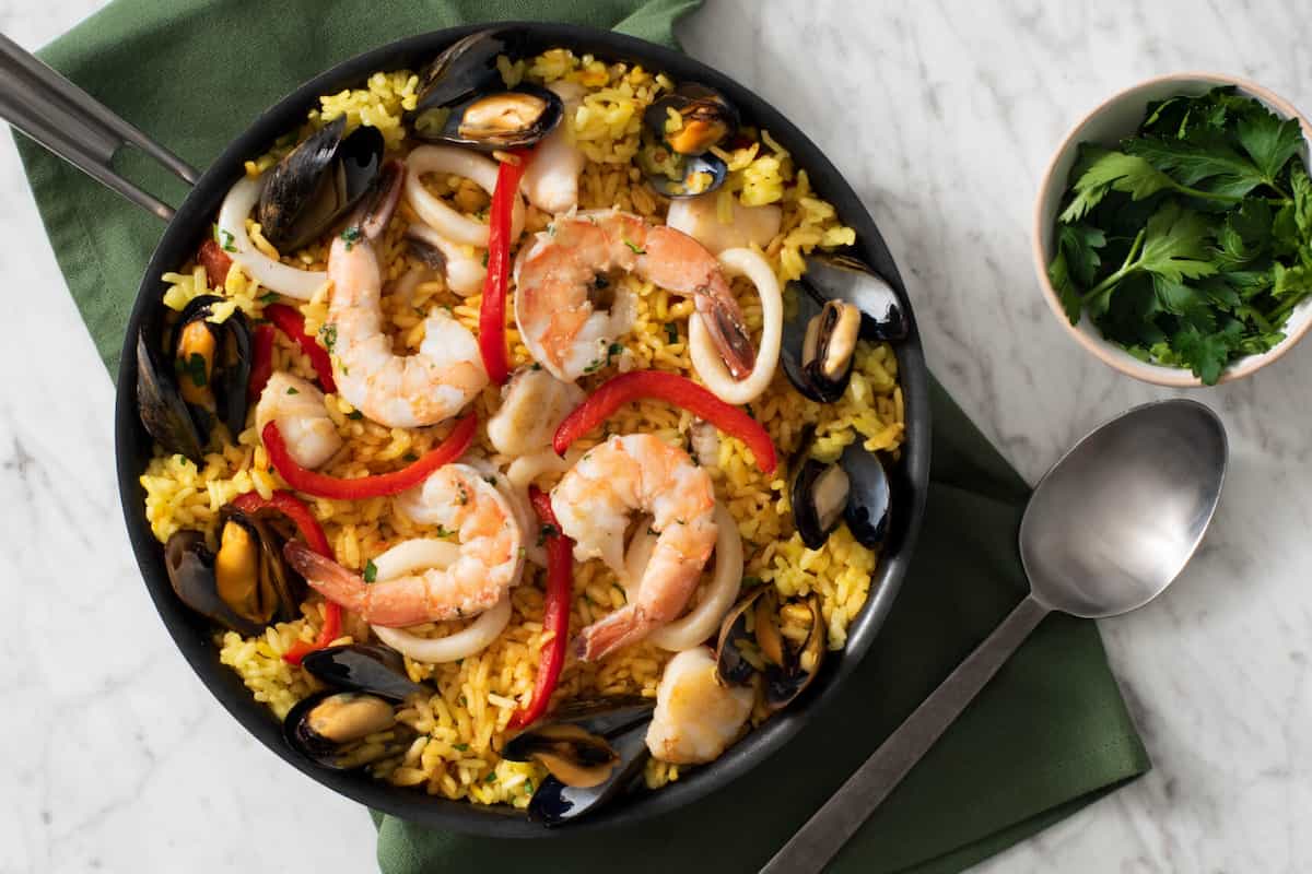 Cómo preparar paella de mariscos, el paso a paso que tienes que saber 