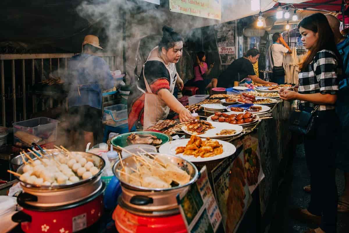 Guía práctica con consejos para comer en la calle de forma segura