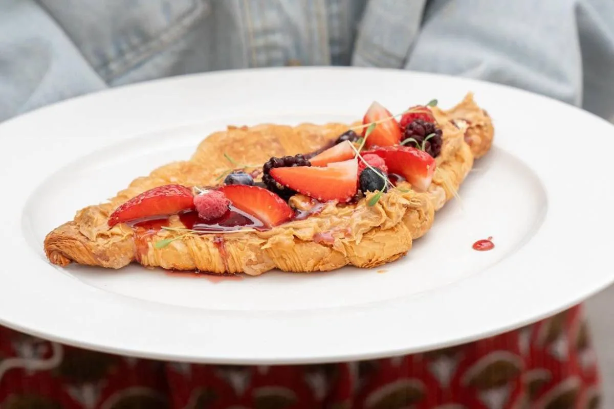 El flat croissant (medialuna aplastada): La nueva tendencia de la panadería