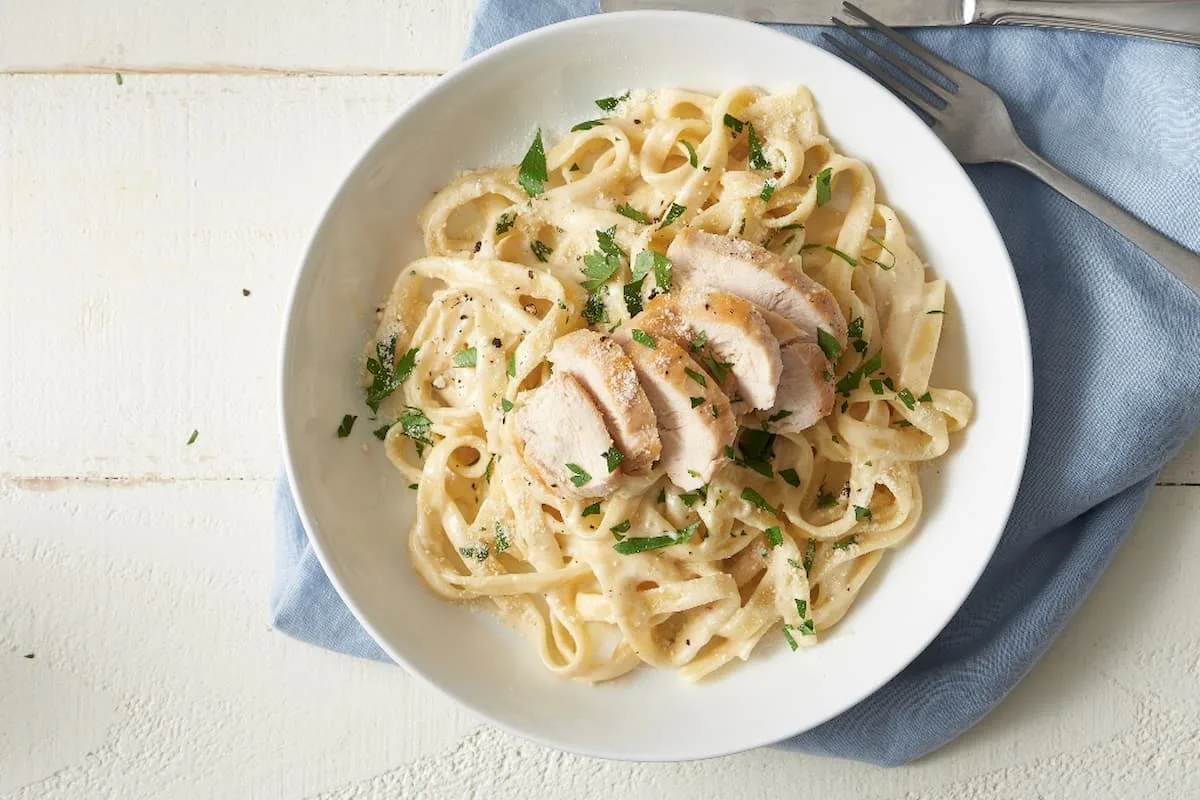 Cómo preparar pollo en salsa Alfredo