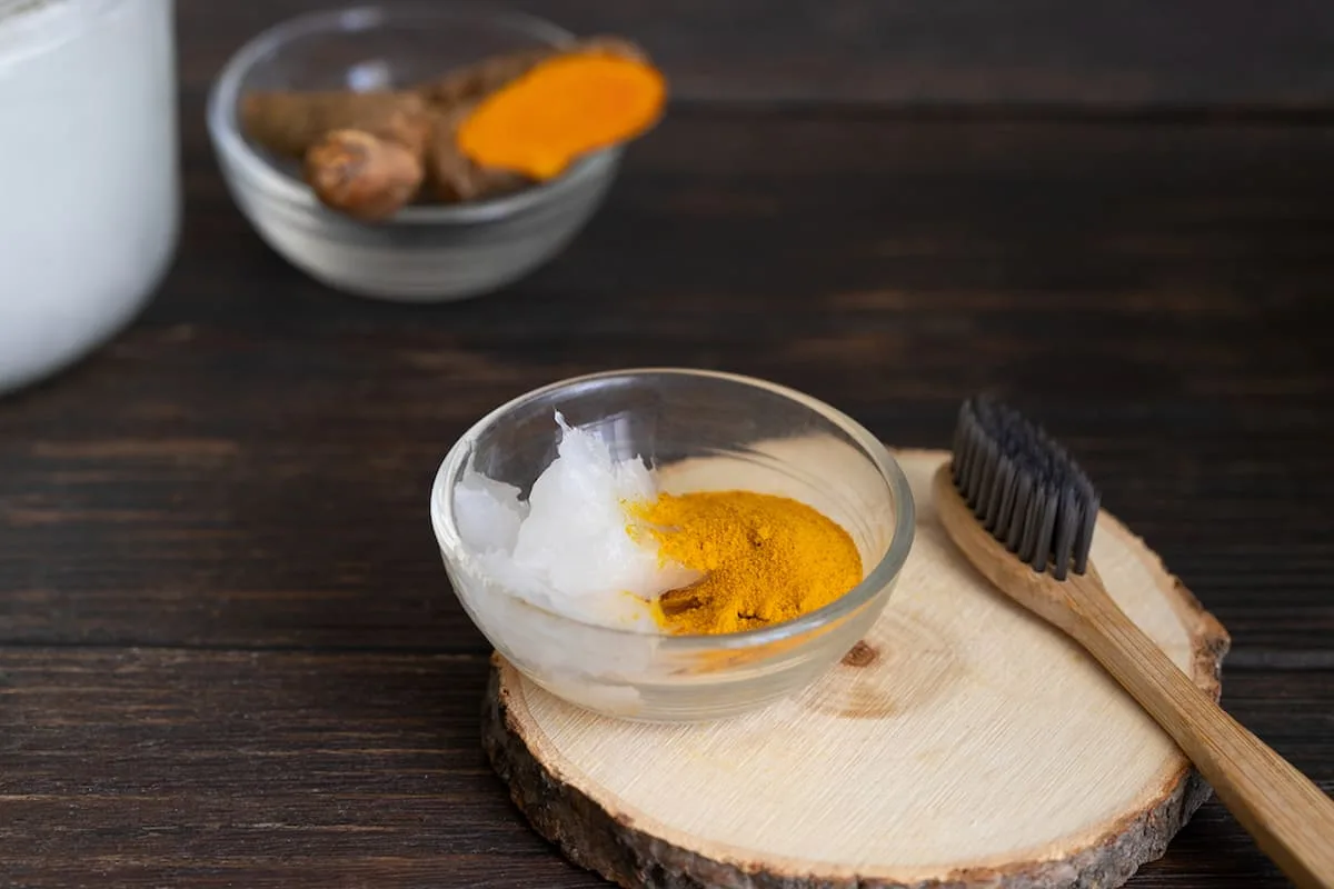 Pasta dental con cúrcuma y aceite de coco ¡Adiós a los dientes amarillos!