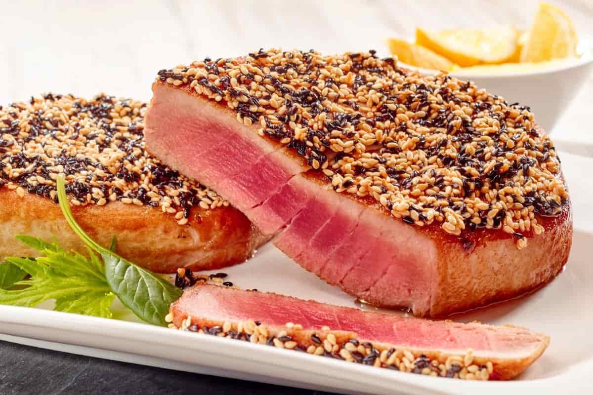 Receta de atún con costra de ajonjolí, un toque crujiente y lleno de sabor