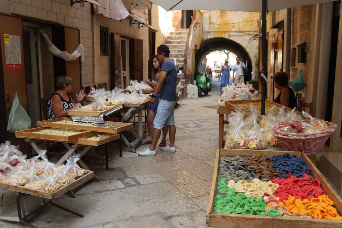 Existe una calle en Italia donde abuelas venden pasta fresca