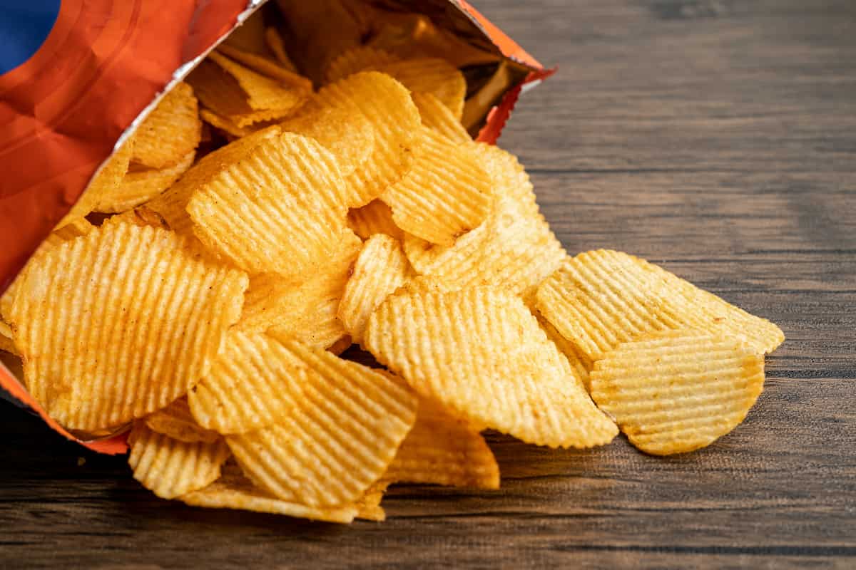Prohíben aromas de humo en papas fritas por vínculo con el cáncer