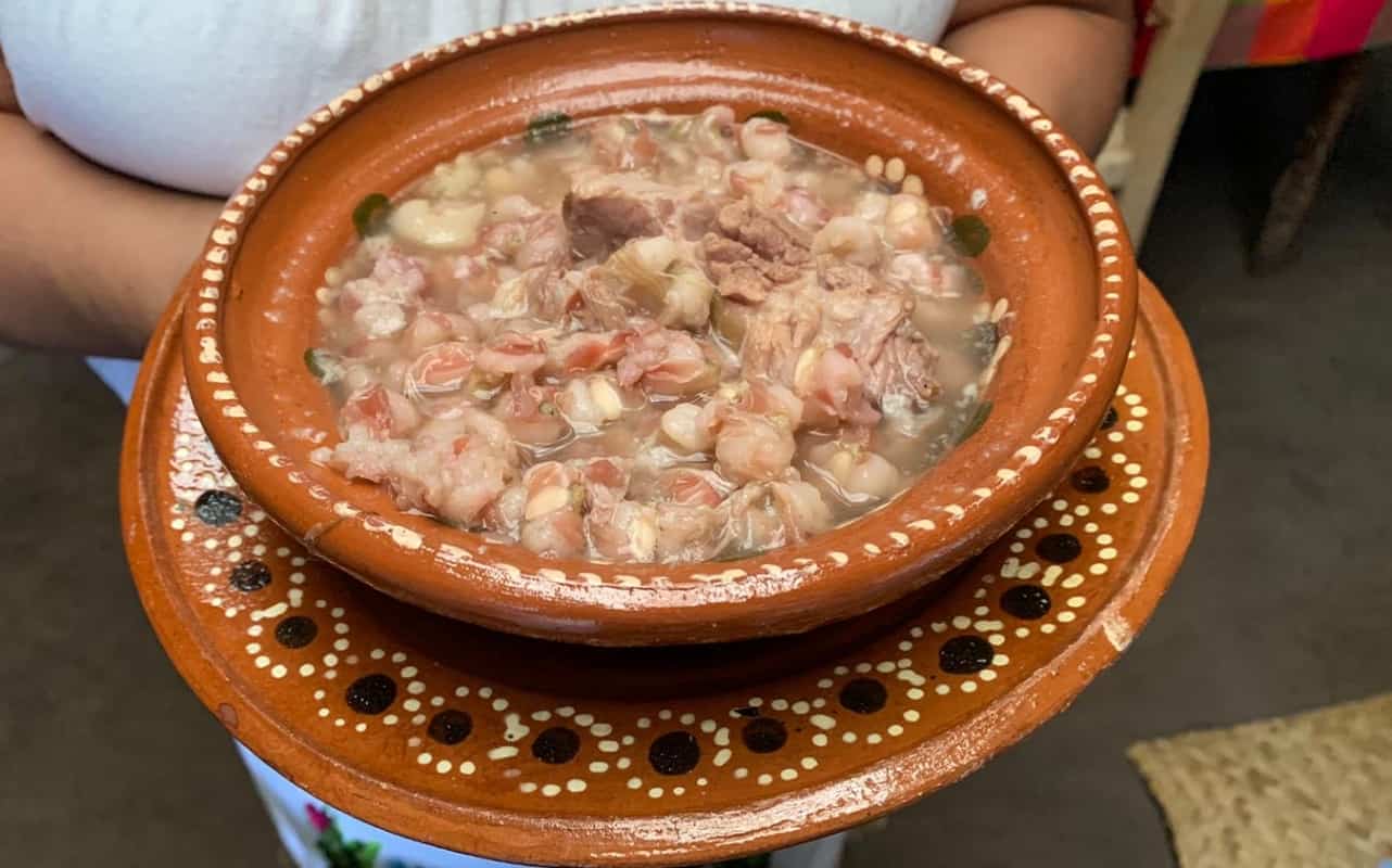 Prepara pozole batido de Michoacán