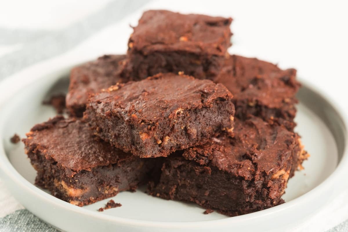 Antojo dulce y saludable: prepara un brownie en la “air fryer” con sólo 3 ingredientes (sin harina)